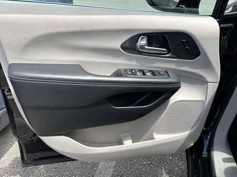Used 2024 Chrysler Pacifica Touring-L FWD image 17