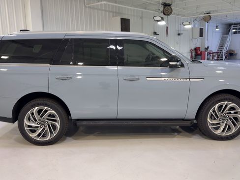New 2026 Lincoln Navigator Premiere AWD/4WD image 2