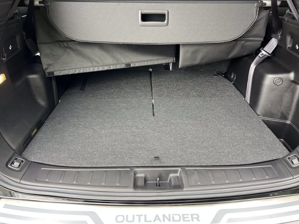 Used 2025 Mitsubishi Outlander AWD image 17