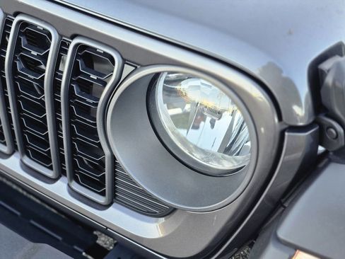 Used 2025 Jeep Gladiator Sport image 7