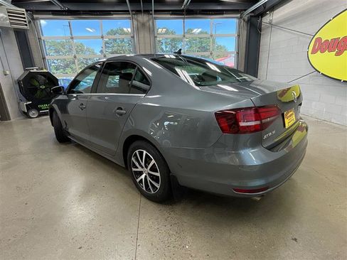 Used 2017 Volkswagen Jetta SE FWD image 3