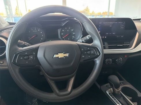 Certified 2025 Chevrolet Trax LS image 18