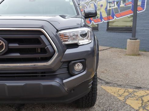 Used 2022 Toyota Tacoma SR5 AWD/4WD image 3
