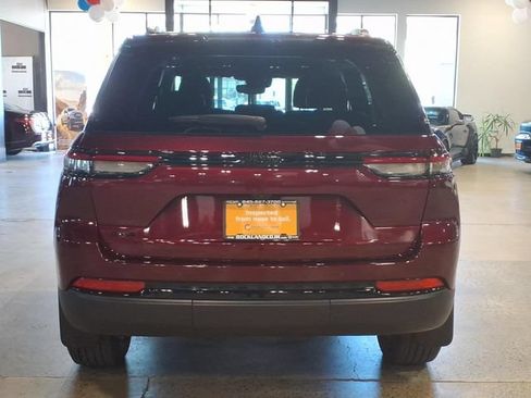 Used 2024 Jeep Grand Cherokee Altitude AWD/4WD image 7