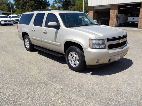 Used 2009 Chevrolet Suburban LT w/ Luxury Package RWD image 7