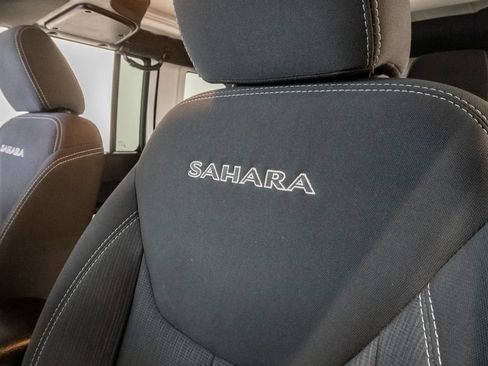 Used 2018 Jeep Wrangler Unlimited Sahara w/ Connectivity Group AWD/4WD image 11