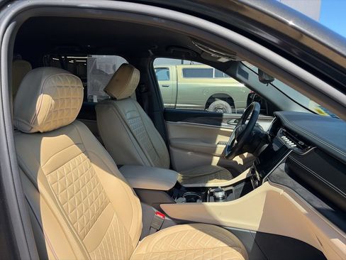 Used 2023 Jeep Grand Cherokee Limited AWD/4WD image 9