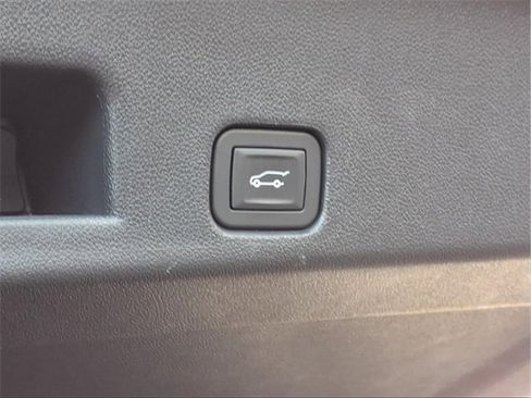 Used 2025 Chevrolet Traverse LT w/ Driver Confidence Package image 29