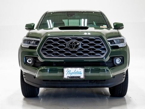 Used 2022 Toyota Tacoma TRD Sport w/ Technology Package AWD/4WD image 4