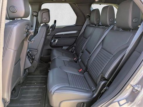 New 2025 Land Rover Discovery Dynamic SE image 16