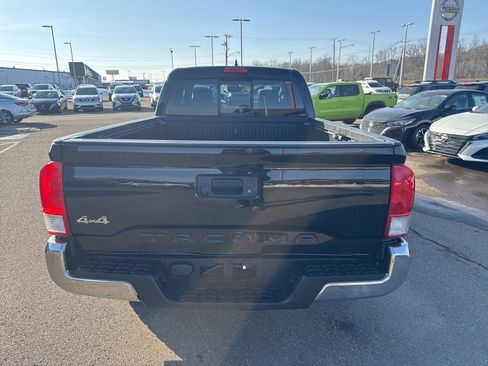 Used 2017 Toyota Tacoma SR5 w/ SR5 Appearance Package (SM) image 6