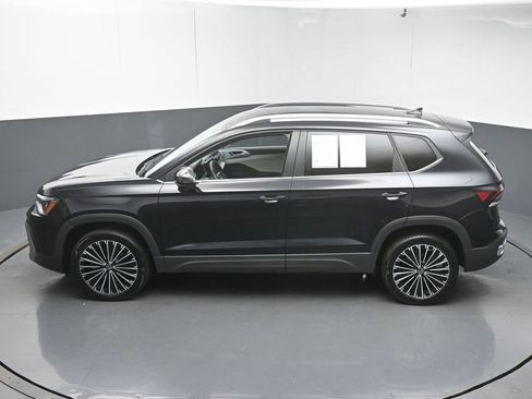 Used 2025 Volkswagen Taos SE FWD image 43