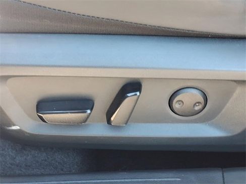 Used 2025 Nissan Rogue SV w/ SV Premium Package image 18