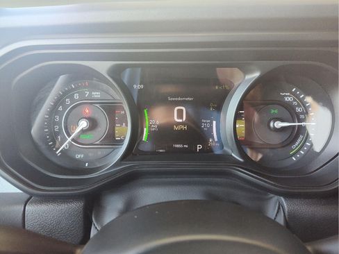 Used 2025 Jeep Wrangler Unlimited Sahara AWD/4WD image 11
