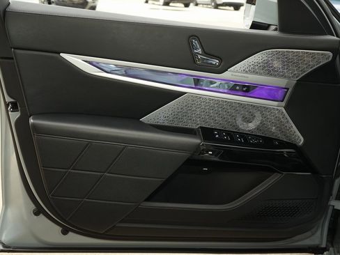 Used 2023 BMW 760i xDrive image 29