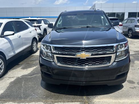 Used 2019 Chevrolet Suburban LT RWD image 2