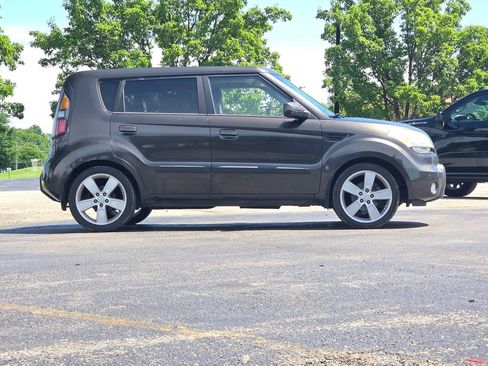 Used 2010 Kia Soul ! FWD image 3