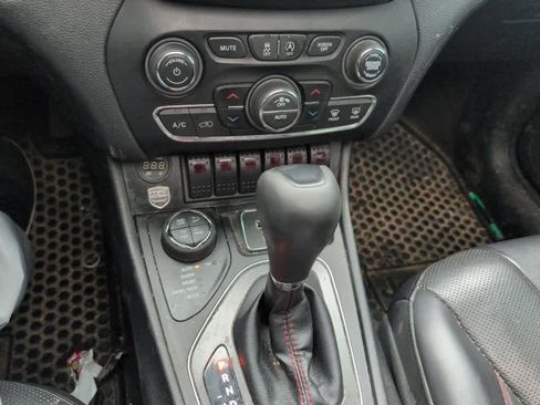 Used 2019 Jeep Cherokee Trailhawk AWD/4WD image 11