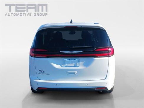 Used 2024 Chrysler Pacifica Touring-L image 6