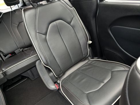 Used 2025 Chrysler Pacifica Limited FWD image 14