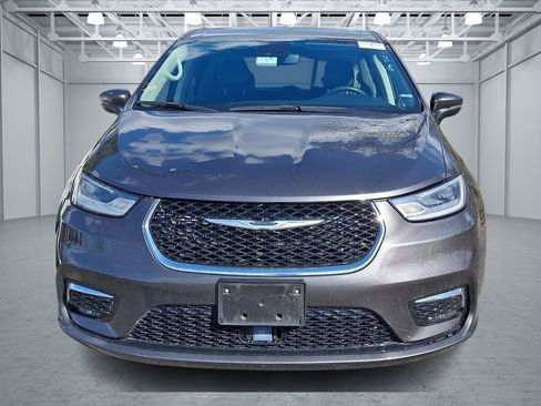 Used 2023 Chrysler Pacifica Touring-L image 2