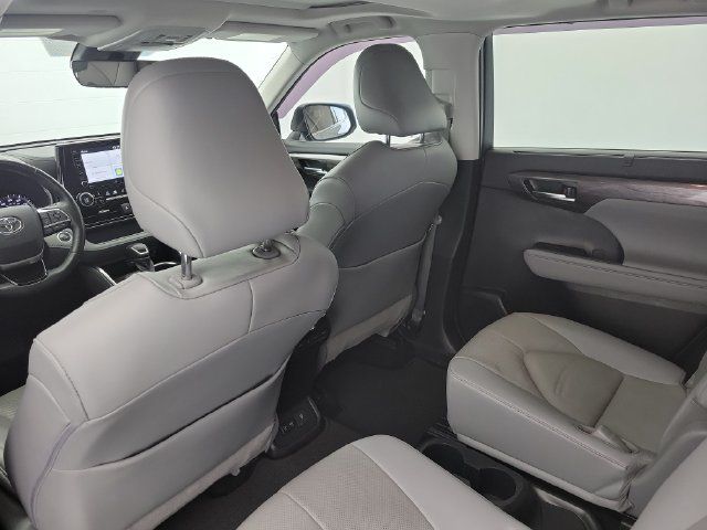 Used 2021 Toyota Highlander Limited FWD image 15