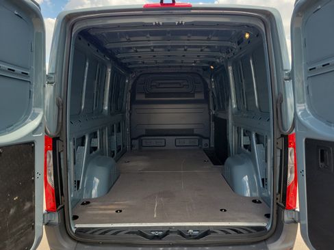 Used 2024 Mercedes-Benz Sprinter 2500 image 8
