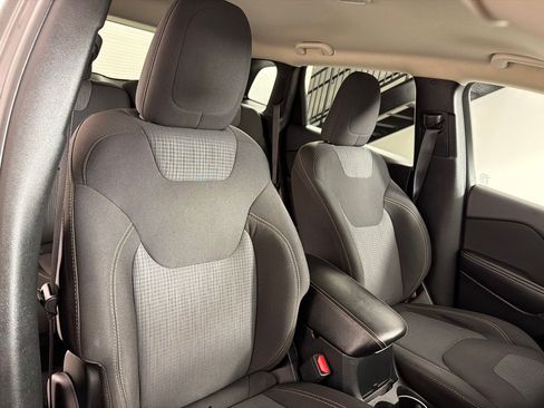 Used 2016 Jeep Cherokee Latitude w/ Cold Weather Group AWD/4WD image 25