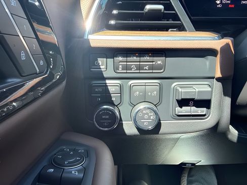 Used 2025 Chevrolet Tahoe High Country AWD/4WD image 26