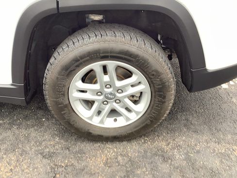 Certified 2023 Jeep Grand Cherokee Laredo w/ Trailer Tow Prep Group (B) image 9