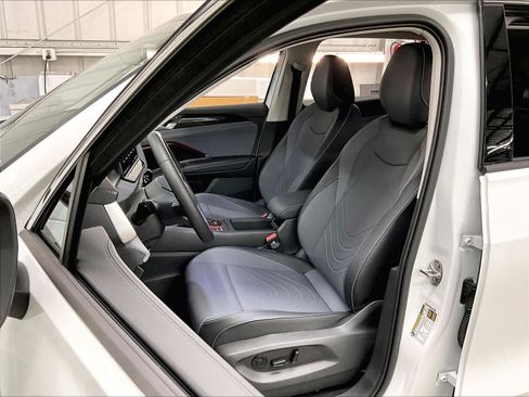 Used 2025 Volkswagen Tiguan SE image 27