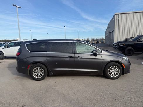 Used 2023 Chrysler Pacifica Touring-L image 14