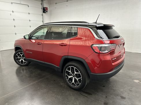 Used 2025 Jeep Compass Limited AWD/4WD image 7