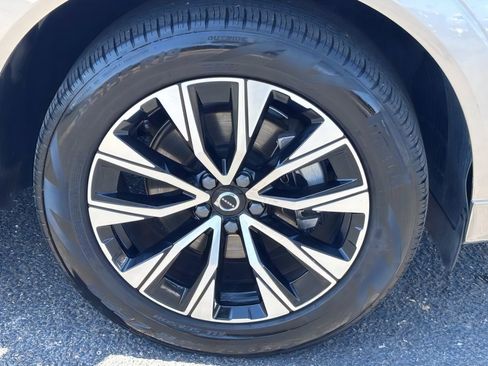 Used 2025 Volvo XC60 B5 Plus AWD/4WD image 9