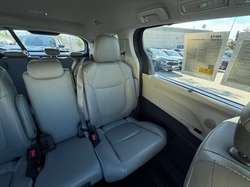 Used 2024 Toyota Sienna XLE FWD image 33