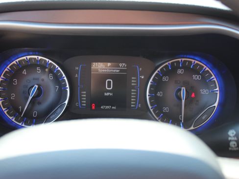 Used 2019 Chrysler Pacifica Touring Plus w/ Tire & Wheel Group FWD image 18