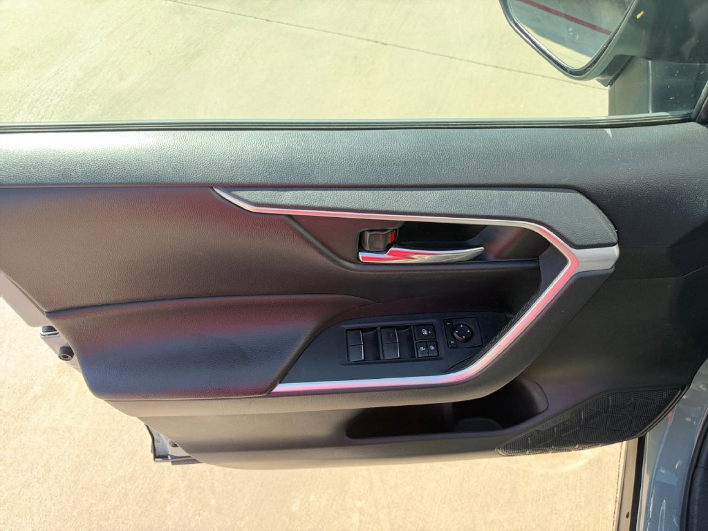 Used 2020 Toyota RAV4 XLE Premium FWD image 11