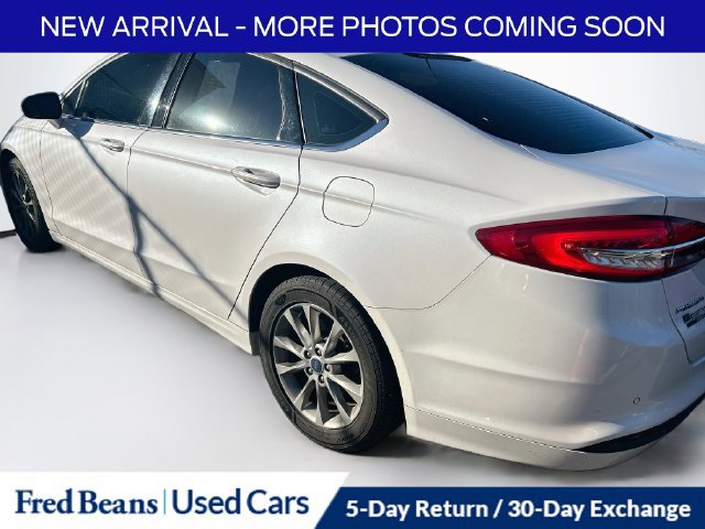 Used 2017 Ford Fusion SE w/ Fusion SE Technology Package FWD image 4