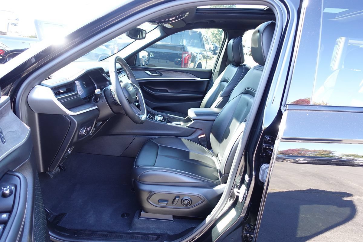 Used 2024 Jeep Grand Cherokee Limited w/ Black Appearance Package AWD/4WD image 18