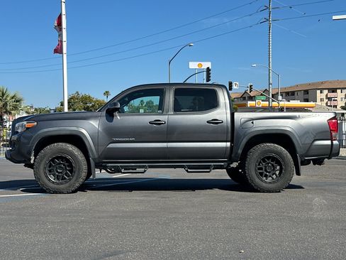 Used 2017 Toyota Tacoma TRD Off-Road image 2