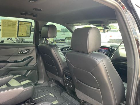 Used 2023 Chevrolet Traverse RS FWD image 25
