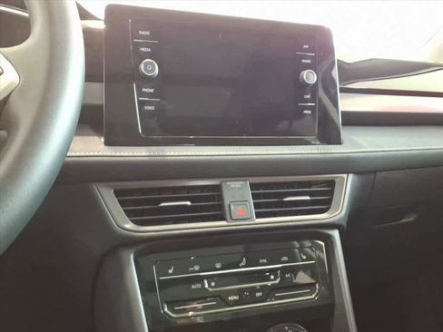 Used 2025 Volkswagen Taos SE image 12