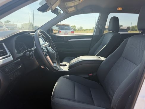 Used 2019 Toyota Highlander LE FWD image 9