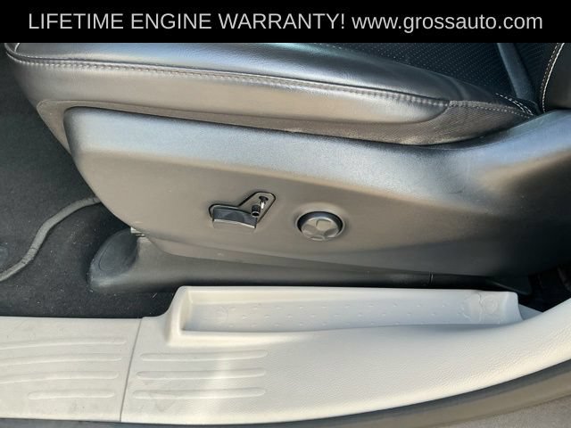 Used 2023 Chrysler Pacifica Touring-L FWD image 11
