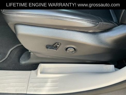 Used 2023 Chrysler Pacifica Touring-L FWD image 11