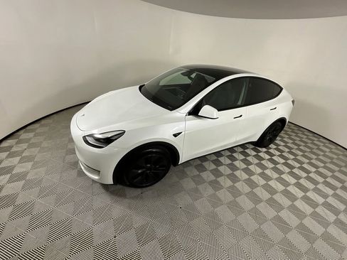 Used 2024 Tesla Model Y Long Range AWD/4WD image 9