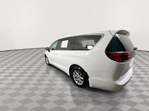 Used 2024 Chrysler Pacifica Touring-L image 6