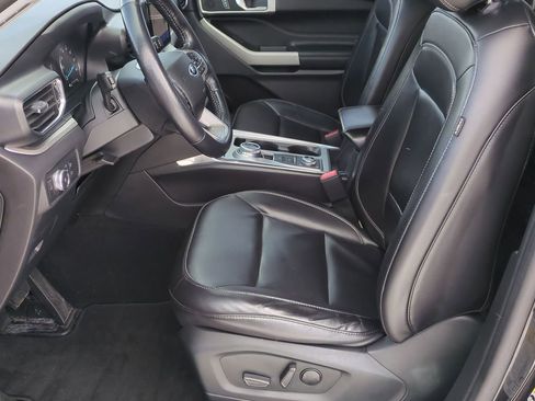 Certified 2021 Ford Explorer XLT w/ Equipment Group 202A image 18