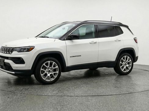 Used 2025 Jeep Compass Limited image 3