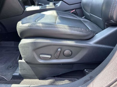 Used 2019 Ford Explorer XLT w/ Equipment Group 202A AWD/4WD image 11